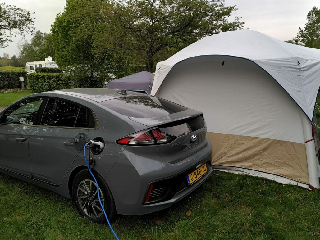 Elektrische auto met toestemming opladen op de camping