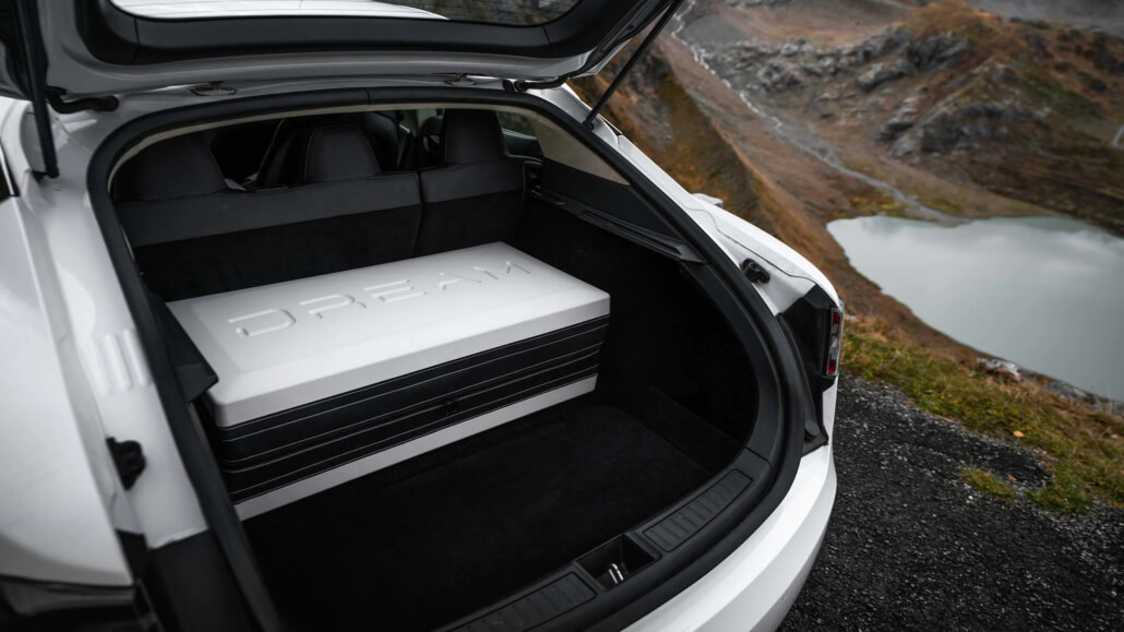 DreamCase matras achter in een Tesla Model S